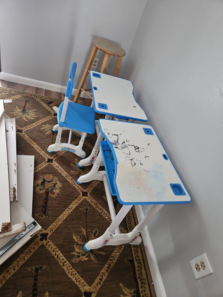 Free Kids 2 Desk And A Chair