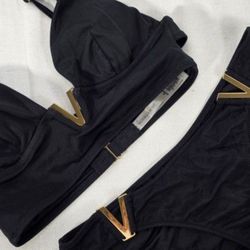 New Victoria Secret Black Bikini  NWOT. -  TOP - M
Bottom - S