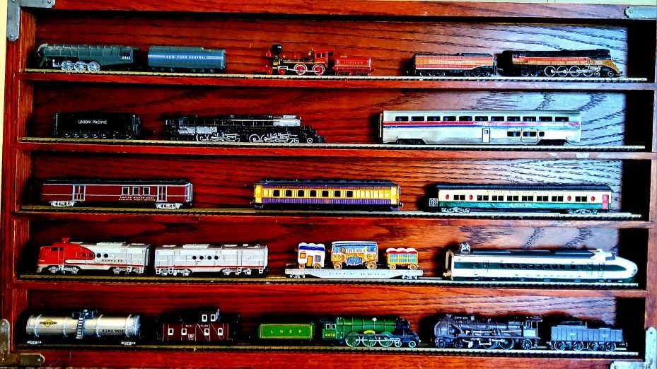 (22) Franklin Mint Monarchs of Rails Painted Pewter Train Collection w/ Rack

