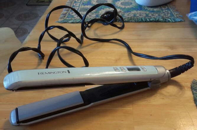 Remington S9950 Shine Therapy Hair Straightener with LCD Display
