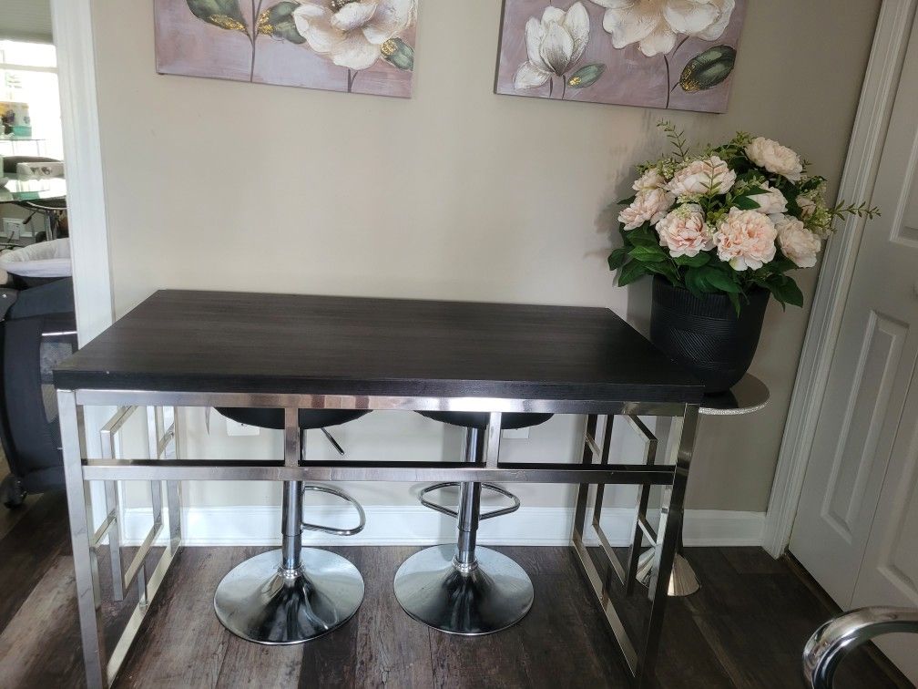 Breakfast Table With 2 Stools