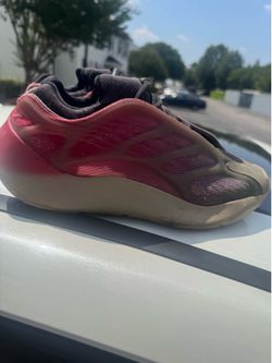 adidas Yeezy 700 V3 Fade Carbon  size