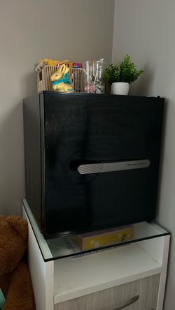 Retro Mini Fridge- Frigidaire 1.6 cu