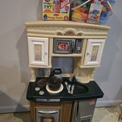 STEP2 play Kitchen In NEW CONDITION with Accessories 
