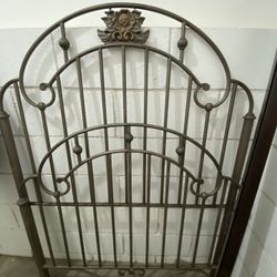 Beautiful Twin Bed Frame W/Rose NEW