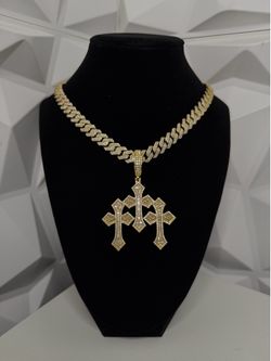 3 cross pendant VVS1 Moissanites ( doesn’t come with chain)