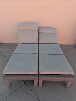 Outdoor furniture lounge chairs