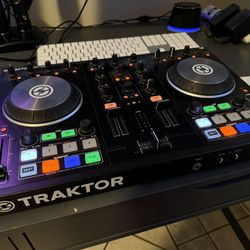 Traktor S2 DJ Controller 