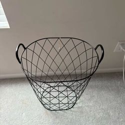 Wire laundry basket with fabric liner