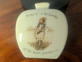 Vintage 1974 Holly Hobbie Porcelain Bud Flower Vase