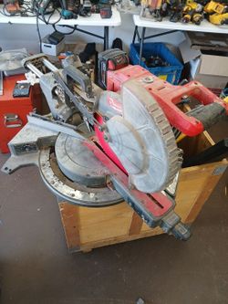Milwaukee Tool 2733-20 M18 FUEL 7-1/4” Dual Bevel Sliding Compound Saw with 5.0 battery