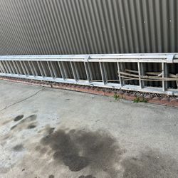 Escalera de 48 pies de aluminio, casi nueva