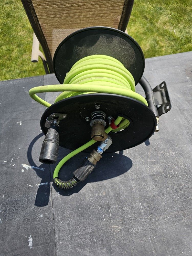 Wall Mounted Air Hose Reel w 50' 1/4" Flexilla Air Hose
