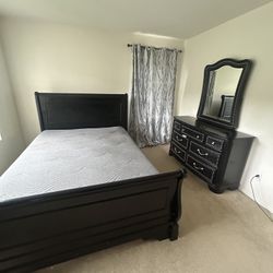 Queen Size Bed With Dresser And Mirror