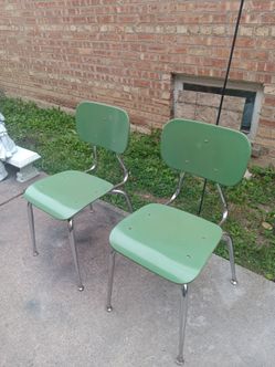 Vintage mint chair with a molded seat/ back and Chrome metal frame for kids