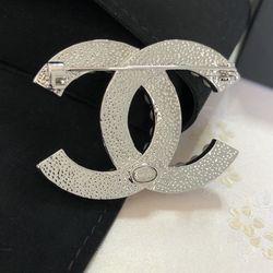 CHANEL, Jewelry, Chanel Pearl Classic Brooch Gold Cc Logo Pin