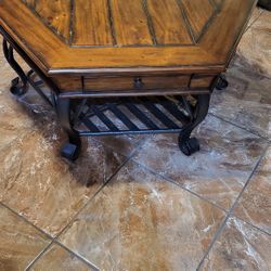 Rooms To go Coffee Table And End Table With Lamp