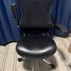 Ergonomic Office Chair – Mesh Back & Padded Seat
