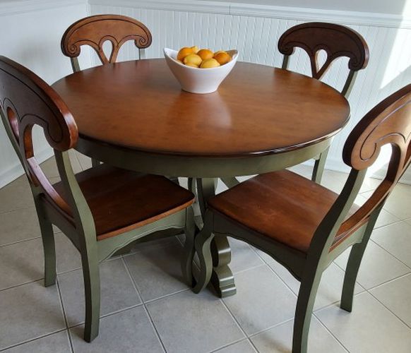 Kitchen/dining Round Table From Piere One W/5 Chairs