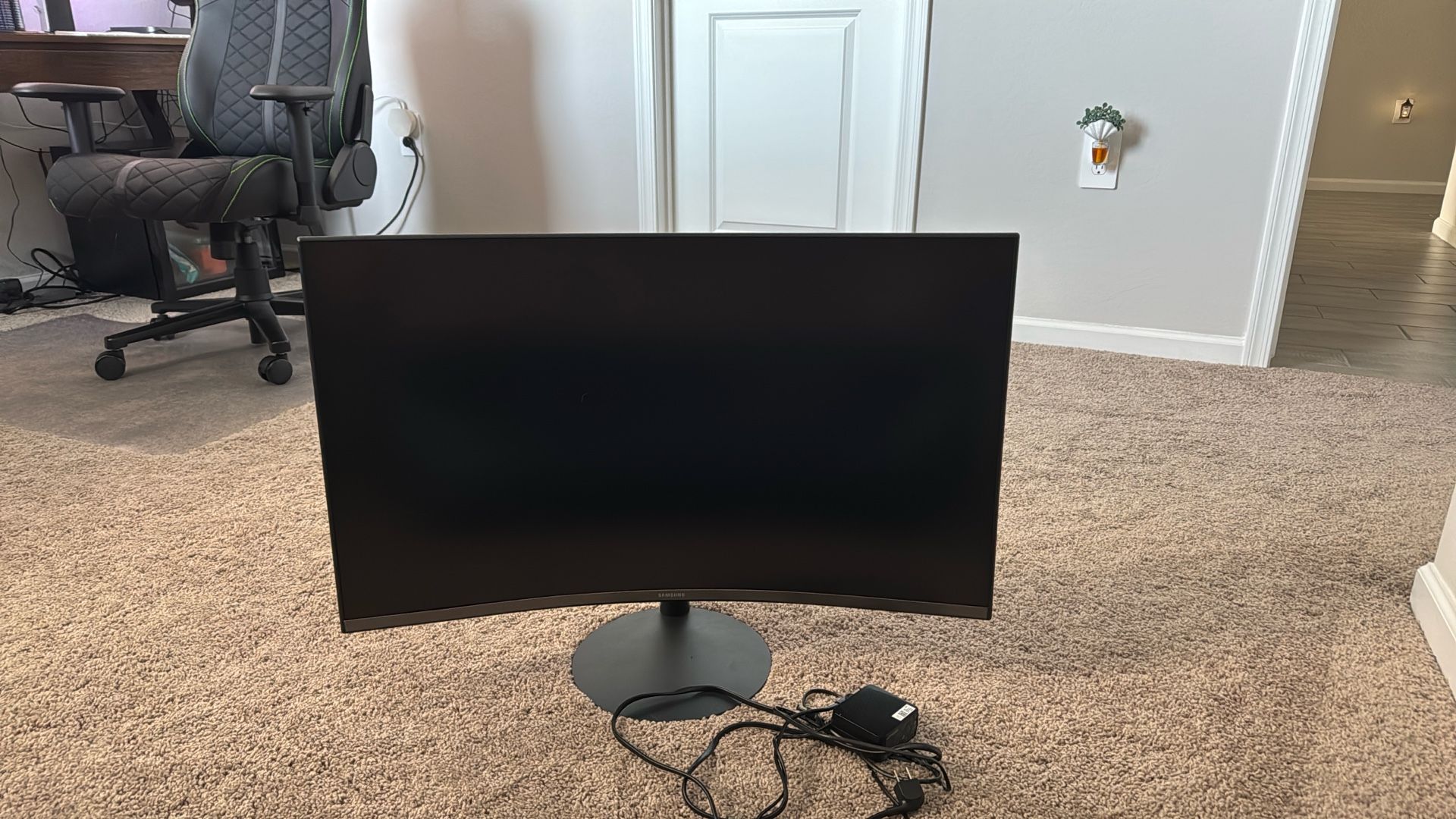 Brand New Samsung Monitor 32” Curved Widescreen