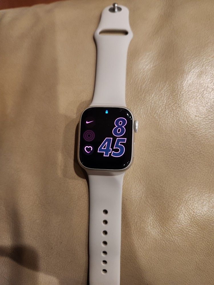 Apple Watch Series 8 Star Light Sport band
