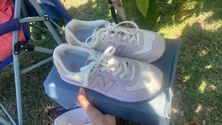 Light pink/beige New Balance 574