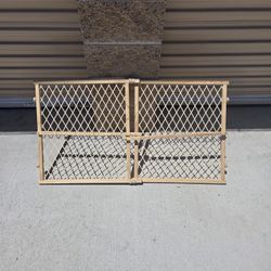 23" Tall Wood Pet Gate Fits 26" -42" Door $10