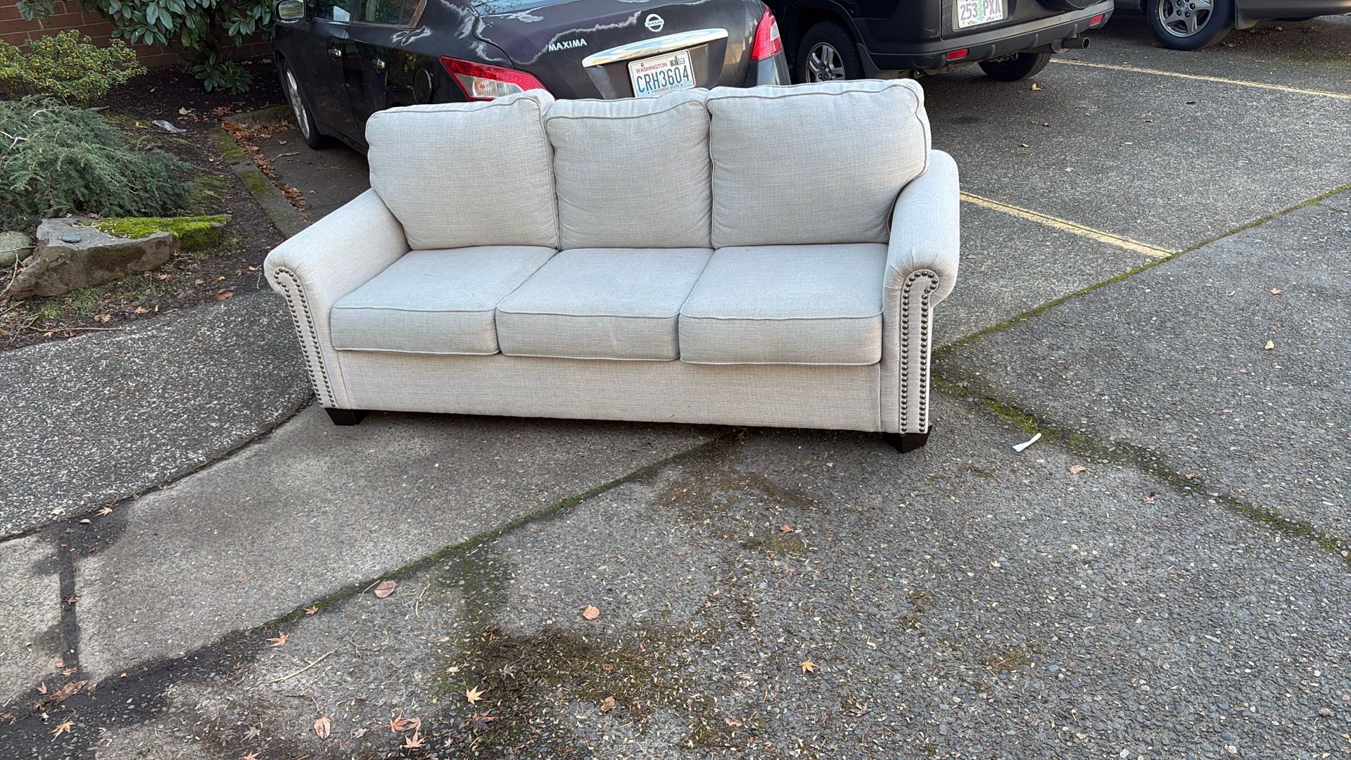3 Seater Sofa For Sell Come Pick Up Brand New Conditions 