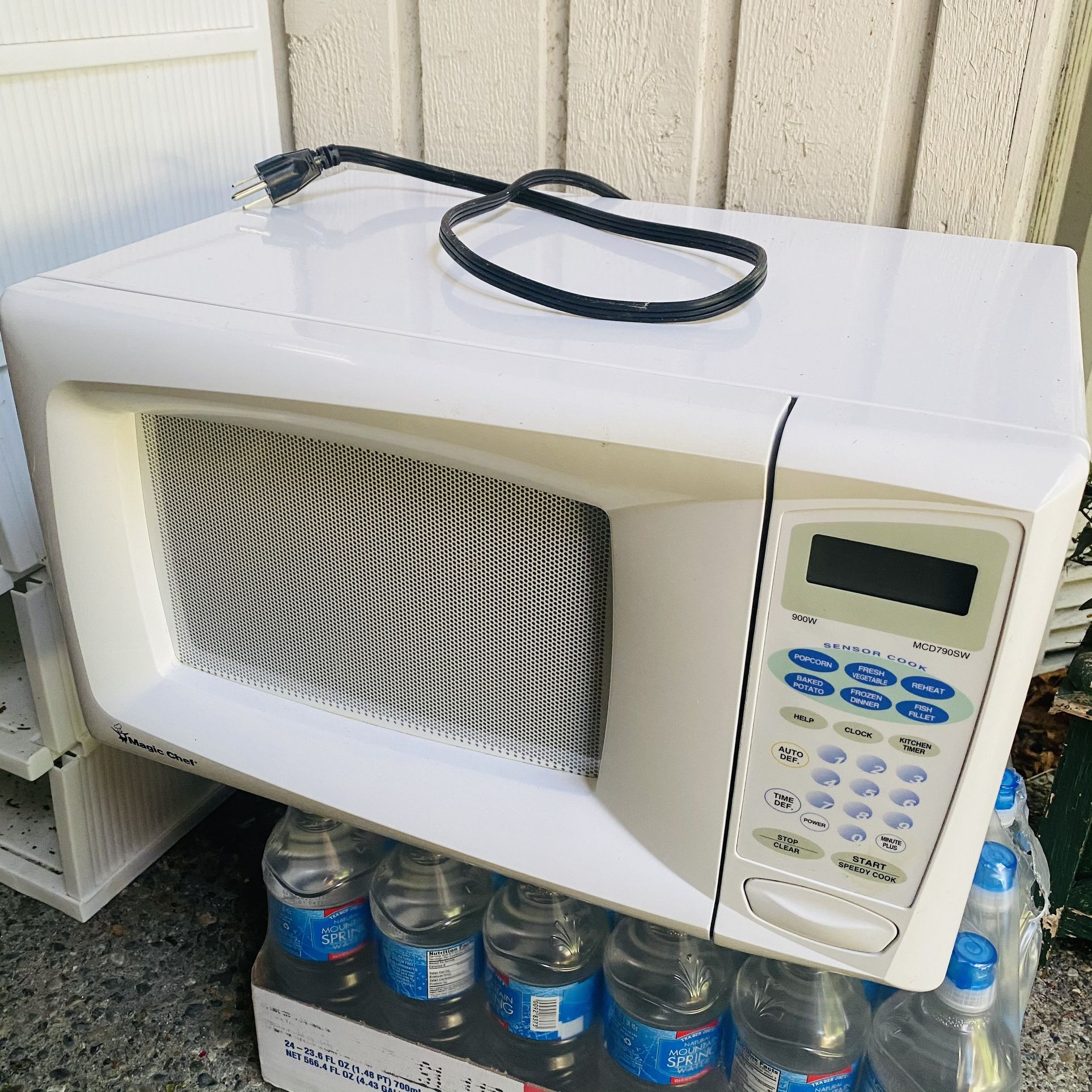 Magic Chef Microwave Oven White