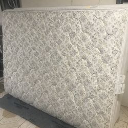 Queen mattress n boxspring clean