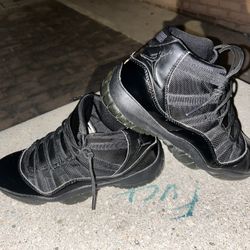 Mens sz 7 AJ 11 Cap & Gown used