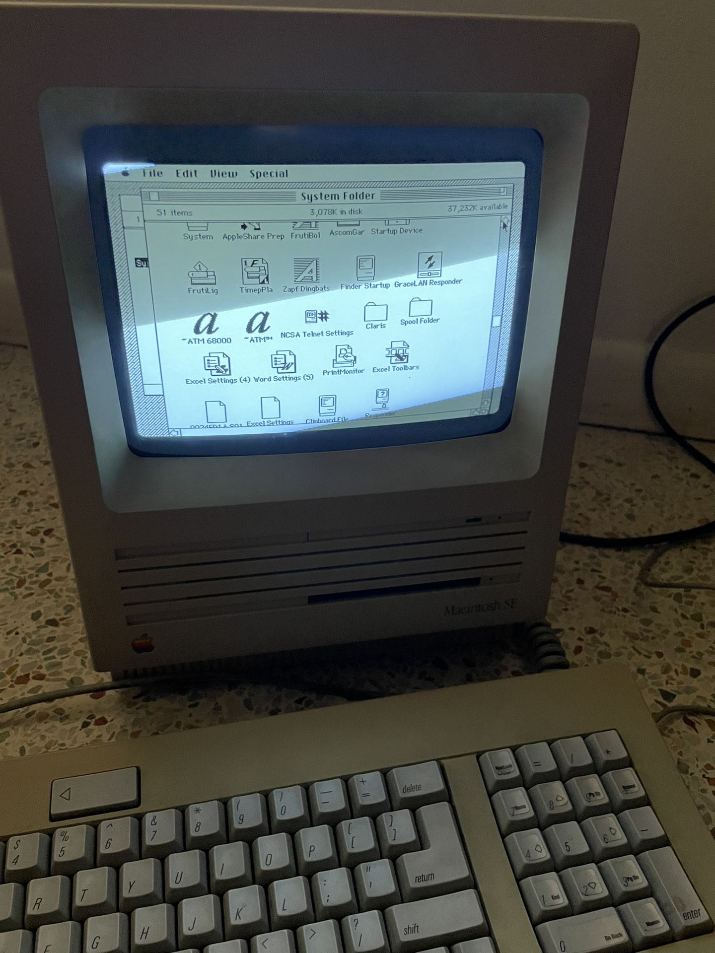 Vintage Apple Macintosh SE Computer