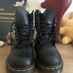 Doc Martens Vegan Women’s Size 6