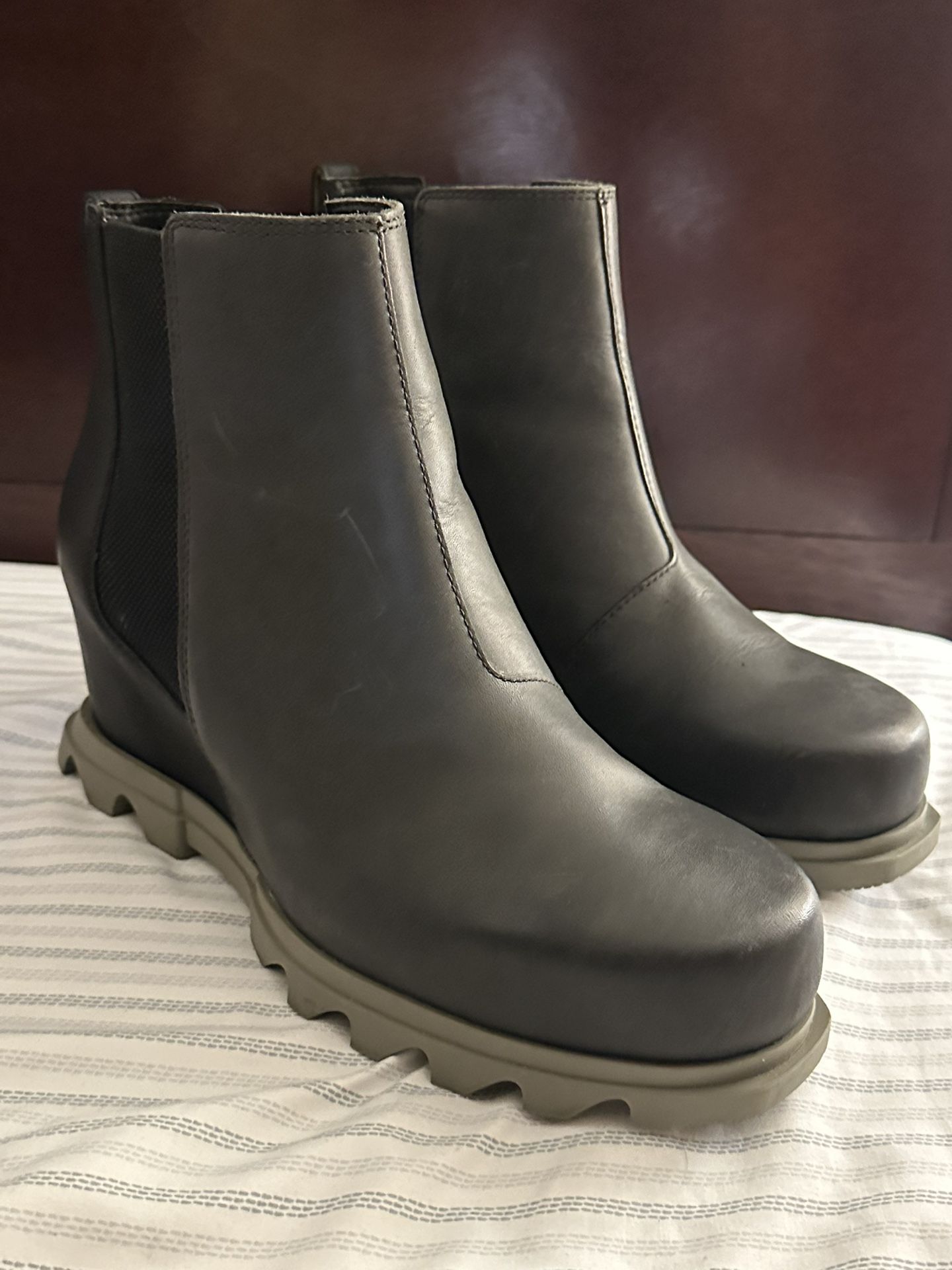 NEW SOREL Joan of Arctic III Waterproof Wedge Chelsea Boot US 10 Dark Moss Sage