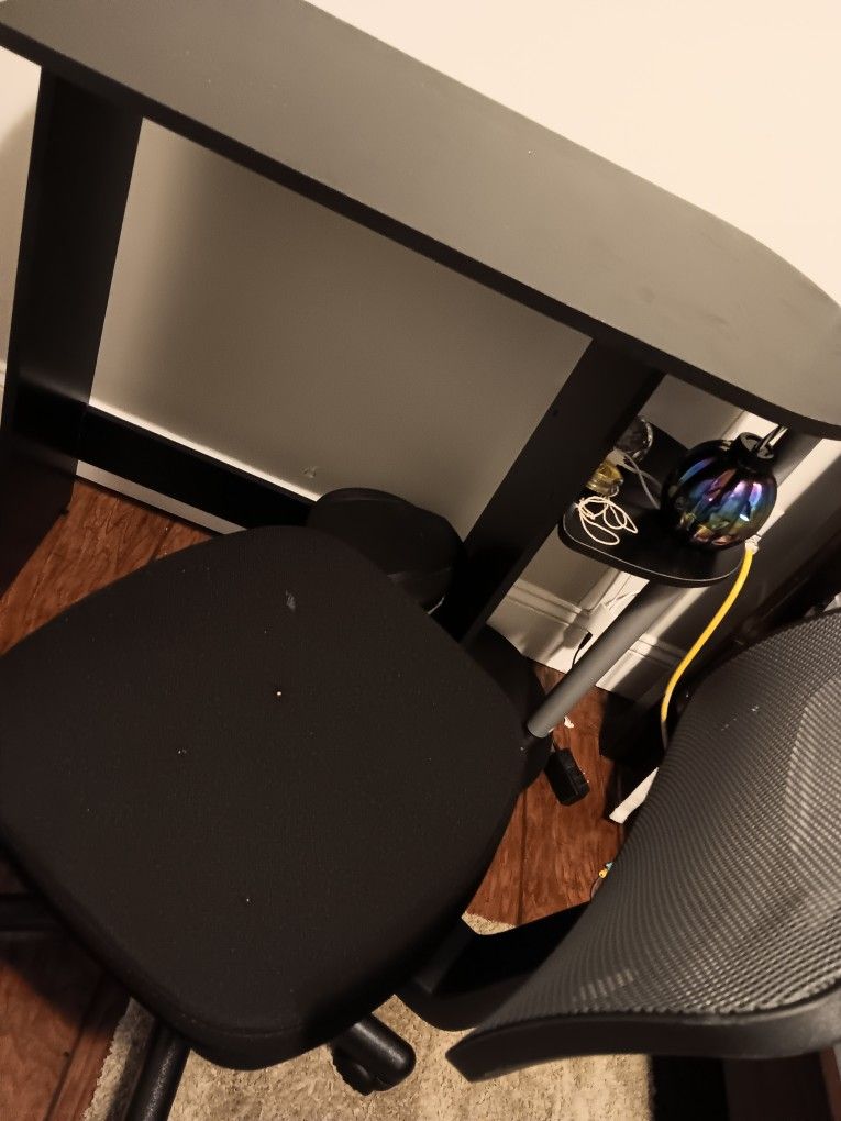 Desk &chairs