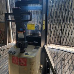 CROWN LIFT TRUCK