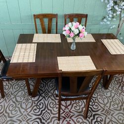 Table And Chairs 5 Total (Check My Offers Posted 