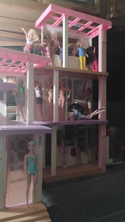 Barbies Play house with 21 Barbies