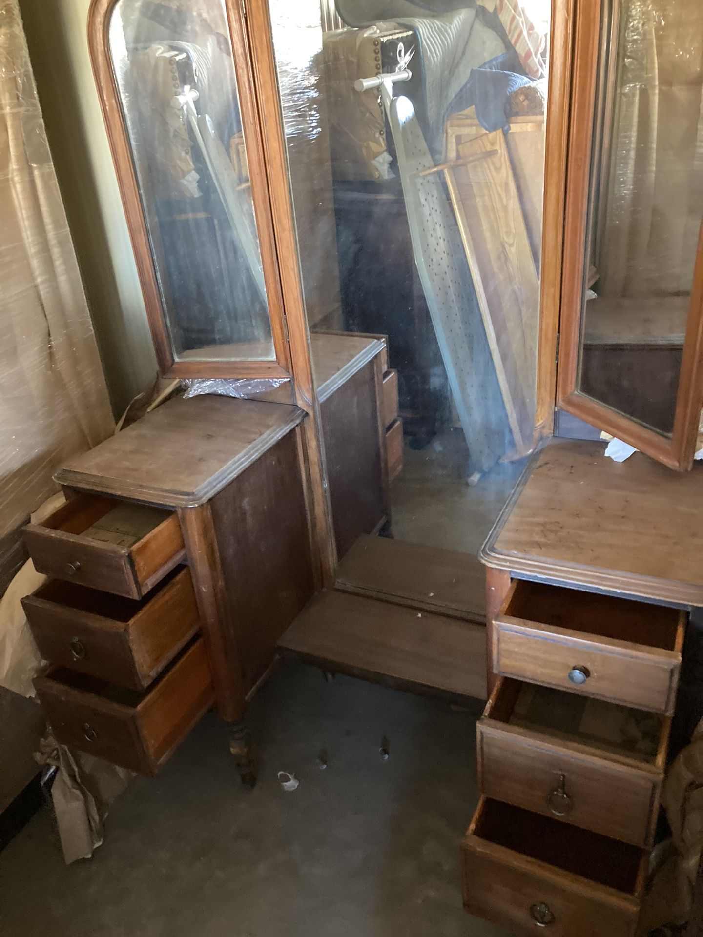 Antique Dresser With Mirror for Sale in El Paso, TX - OfferUp