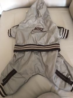 Ropa para perro mediano a 10.00 dollares cada una zapatos 15.00