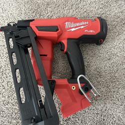 Milwaukee M18 Fuel Brushless 16ga Angled Finish Nailer 