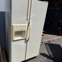 Kenmore Side-by-Side Refrigerator w/ Ice & Water Dispenser