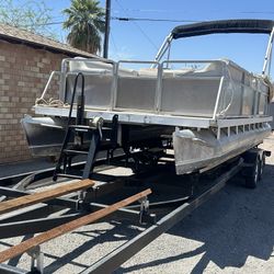Pontoon Boat 115 4 Stroke OB 