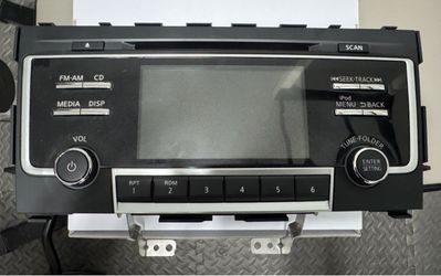 Nissan AM/FM CD player radio receiver w/backup camera functionality - Factory OEM