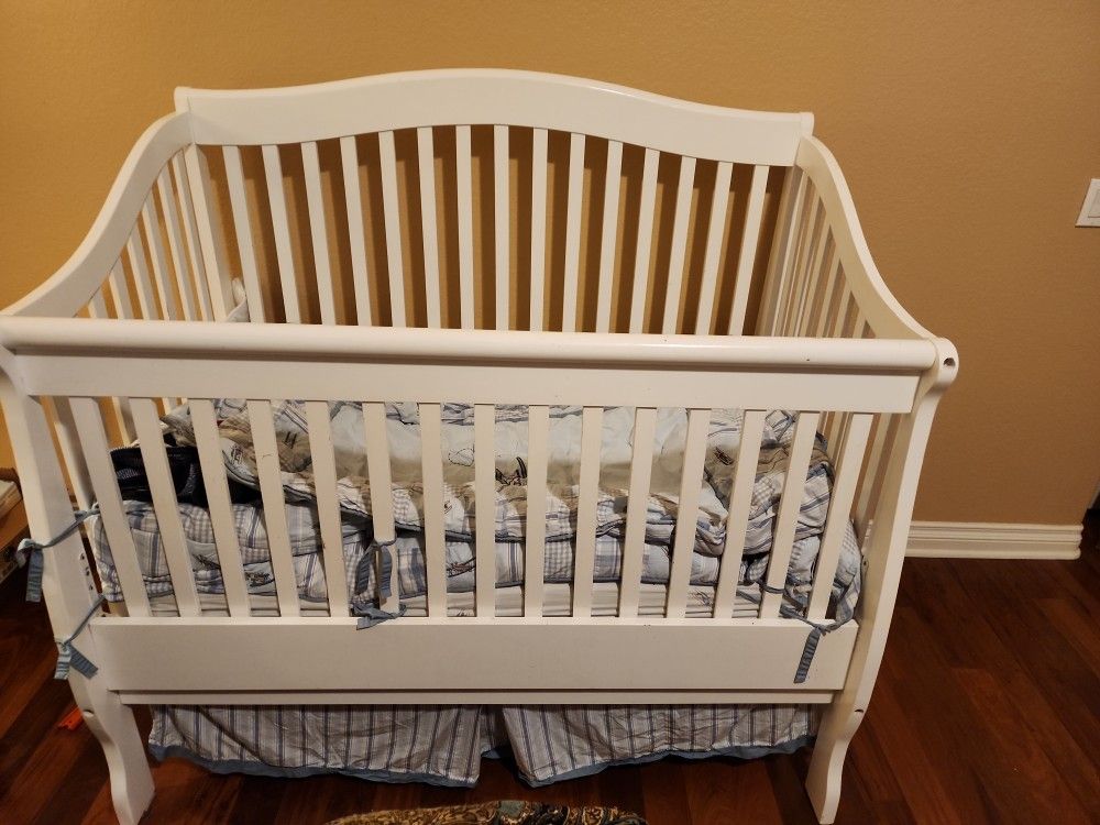 Crib With Mattress and Changing Table