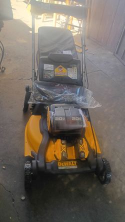 DeWalt lawnmower wit batteries 10ah & charger