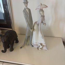 Lladró “Couple with Parasol” #3312 • Retired Figurine • Vintage Porcelain Sculpture
