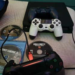 PS4 with 3 games and 3 controller