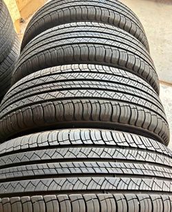 245/60/18 Michelin set de Tires. Con 70% de vida las 4