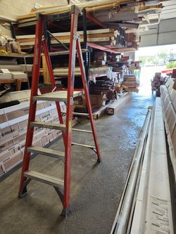 6' Podium Ladder
